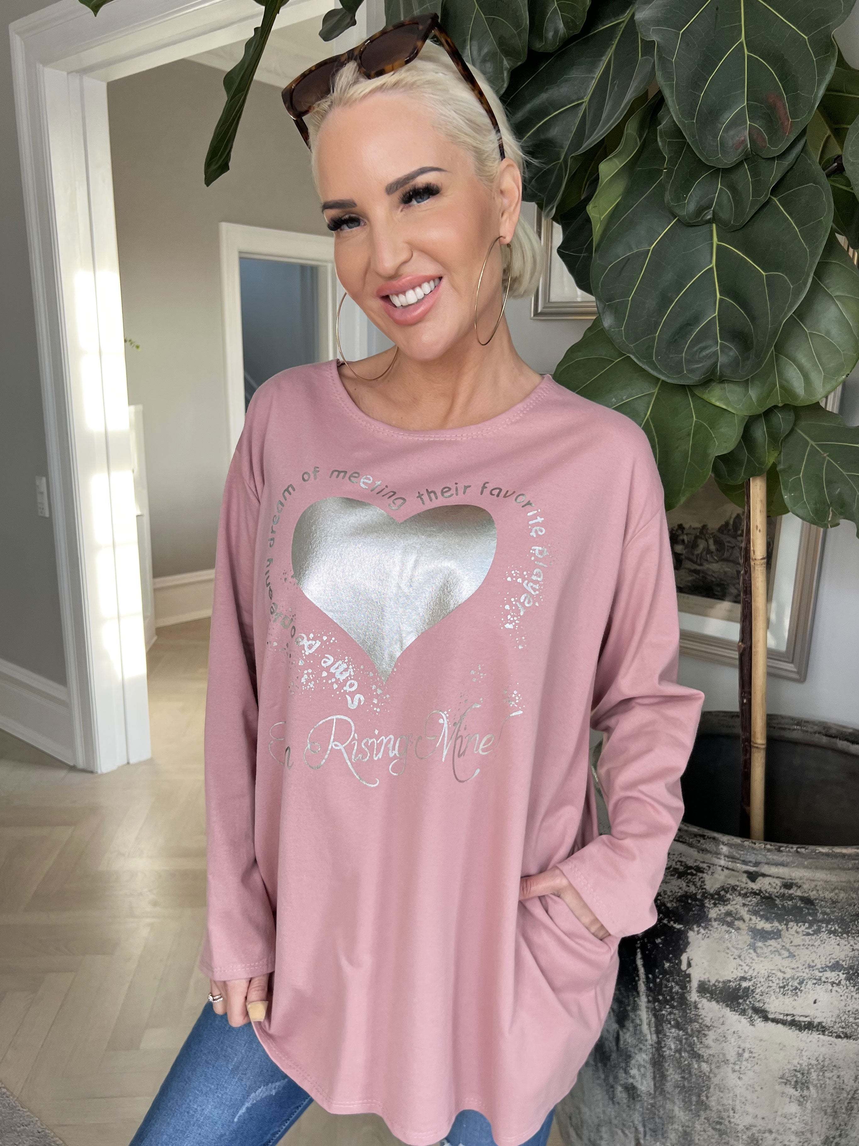 Hearty - Joggingblus med silverfärgad text och hjärta framtill